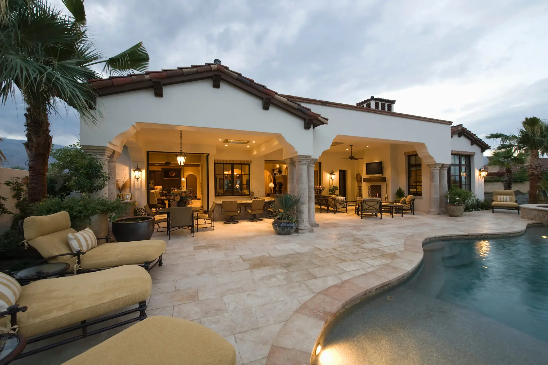 Poolside outdoor dining and entertaining area extending the connected home outdoors
